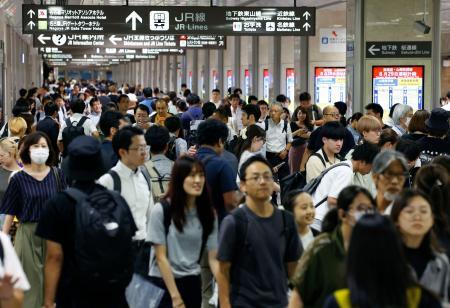 　大雨で東海道新幹線の一部区間が一時運転を見合わせるなどし、利用客で混雑するＪＲ名古屋駅＝２９日午後