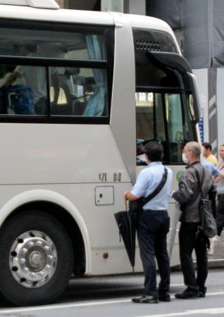 　東京・銀座で駐車車両の一斉取り締まりをする警視庁の警察官＝３０日午後