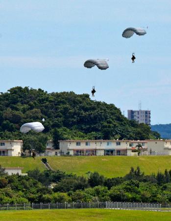 米軍、嘉手納基地で降下訓練　３カ月連続、県は中止要請も