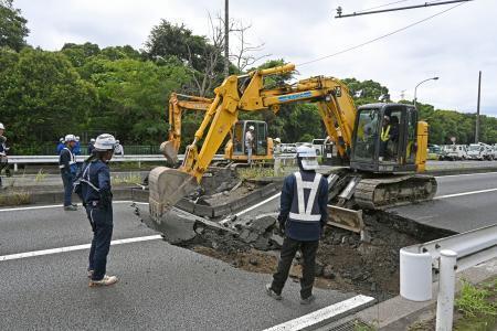 千葉・市原で国道１６号陥没　けが人なし、大雨影響か