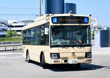 自動運転中型バス、高速道で実証　国内初、中部空港周辺で