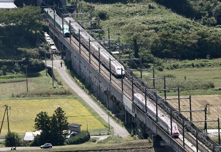 　走行中に連結が外れ、分離して緊急停車した東北新幹線上りのはやぶさ６号（上左）とこまち６号（下）＝１９日午前、宮城県大崎市