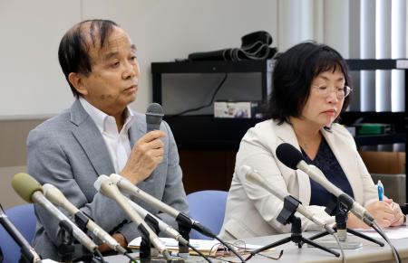 　記者会見する松丸正弁護士（左）ら＝２５日午後、和歌山市