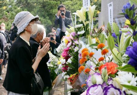 　洞爺丸事故の慰霊碑前で手を合わせる遺族＝２６日午前、北海道北斗市七重浜