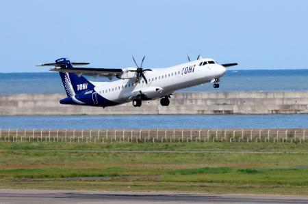 　中部国際空港へ向け離陸する「トキエア」の新潟-中部便＝２７日午前、新潟空港