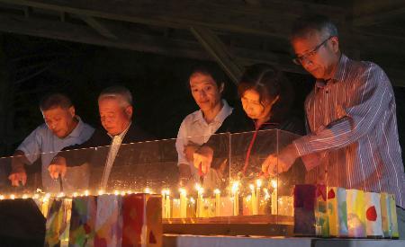 犠牲者しのぶ竹灯籠　御嶽山噴火１０年で地元住民