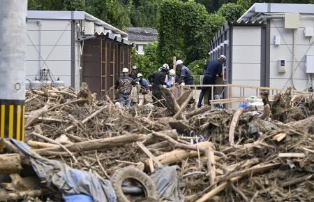 　豪雨による無数の流木が押し寄せた、石川県輪島市門前町浦上地区の仮設住宅＝３０日午後