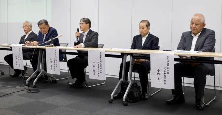 　記者会見する九州産交バスの岩崎司晃社長（中央）ら＝３０日午後、熊本市