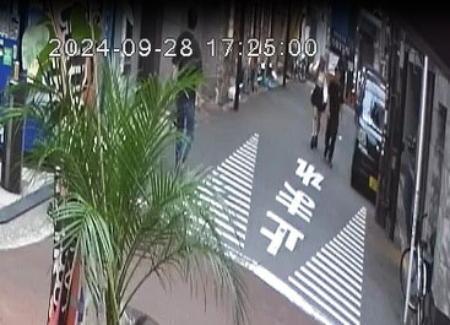 　防犯カメラに写った、大阪・ミナミのホテルに入る容疑者とみられる男と少女＝９月２８日