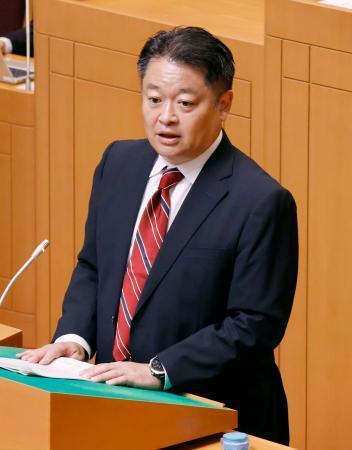 　山梨県議会本会議で代表質問に答弁する長崎幸太郎知事＝２日午後