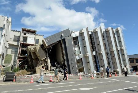 　能登半島地震で倒壊し、横倒しのままとなっている石川県輪島市のビル＝９月