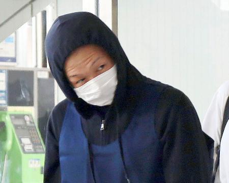 　カンボジアから移送され、成田空港に到着した容疑者の男＝７日午前