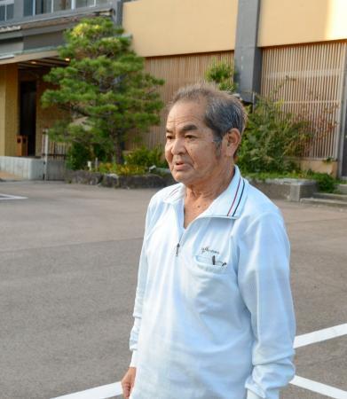 　２次避難先の石川県七尾市和倉温泉の旅館に到着した橋下進さん＝１１日午後