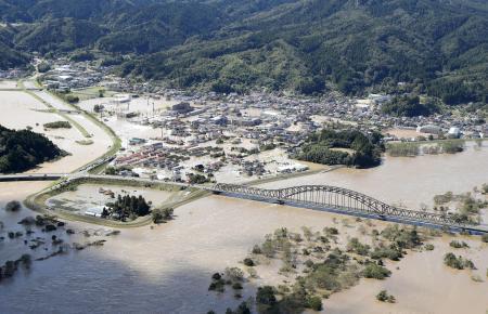 　台風１９号の影響で阿武隈川（手前）が氾濫し、冠水した宮城県丸森町の市街地＝２０１９年１０月１３日