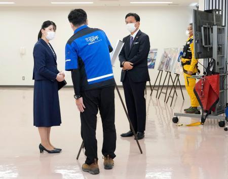 愛子さま、県赤十字センター視察　佐賀、工房で紙すきも体験