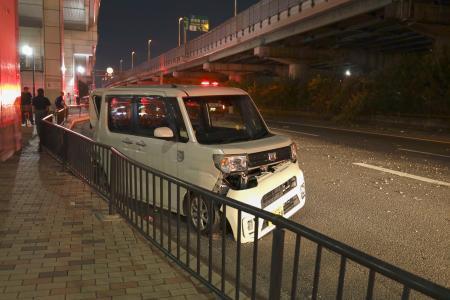 　乗用車など複数台が絡む事故があった大阪府摂津市の現場＝１５日午後８時３０分ごろ