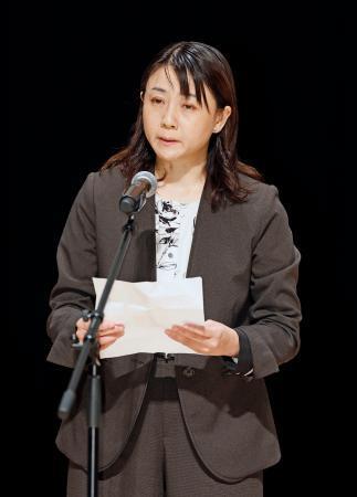 　新聞協会賞授賞式であいさつする中日新聞社の細川暁子氏＝１６日午前、秋田市