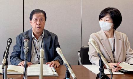 　記者会見する熊本市の福田敏則保健衛生部長（左）ら＝１６日午後、熊本市役所