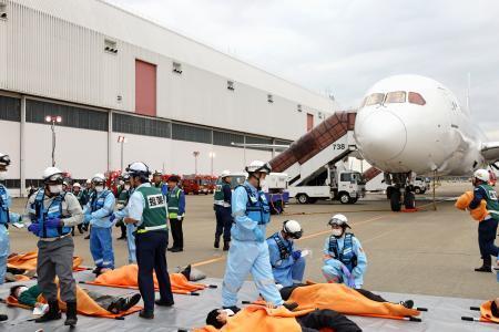 　成田空港で行われた実際の機体を使った大規模訓練＝１７日午後