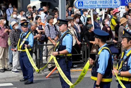 　衆院選が公示された１５日、与野党幹部の街頭演説に厳戒警備で臨む警視庁の警察官＝東京・池袋