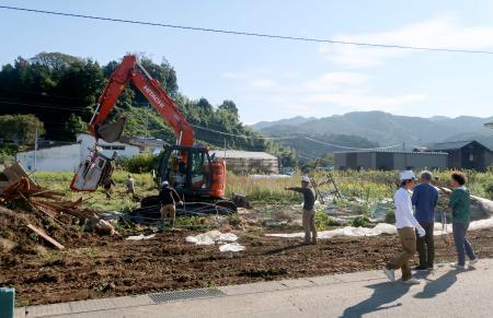 　石川県輪島市杉平町で始まった、記録的豪雨の被災者向け仮設住宅の建設作業＝１８日午前