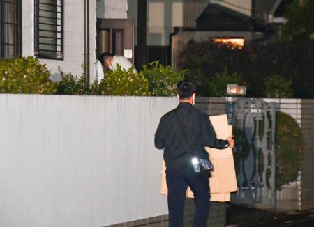 　臼田敦伸容疑者の自宅に家宅捜索に入る警視庁の捜査員ら＝１９日午後７時４３分、埼玉県川口市