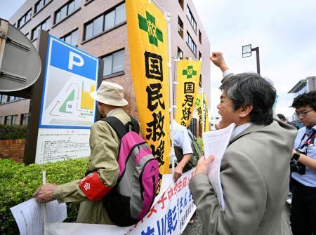 　前川彰司さんの再審開始を認めた名古屋高裁金沢支部決定を受け、名古屋高検金沢支部前で異議申し立てを断念するよう訴える支援者＝２３日午前、金沢市