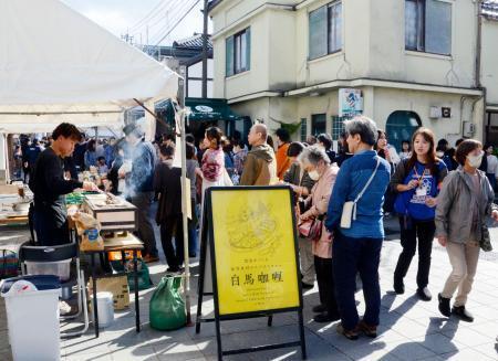 　能登半島地震で被災した石川県七尾市の商店街「一本杉通り」で開かれたグルメイベント＝３日午前