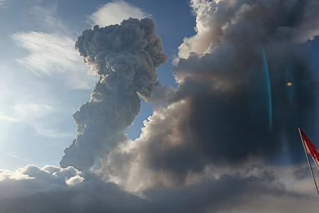 　７日、噴煙を上げるインドネシア東ヌサトゥンガラ州フロレス島のレウォトビ・ラキラキ山（ＡＰ＝共同）