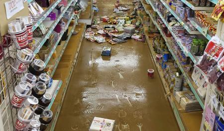 　大雨による浸水被害を受けた鹿児島県・与論島のスーパー＝９日午前（スーパートップ茶花本店提供）