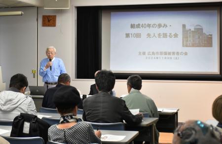 　「第１０回先人を語る会」で話す広島市原爆被害者の会の田中聡司さん＝９日午後、広島市