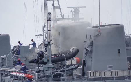 火災の海自掃海艇が転覆　沈没の恐れも、乗組員１人不明