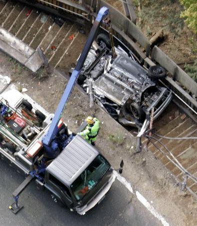 　ダンプカーと乗用車が衝突した事故現場＝１２日午後０時５６分、広島市（共同通信社ヘリから）