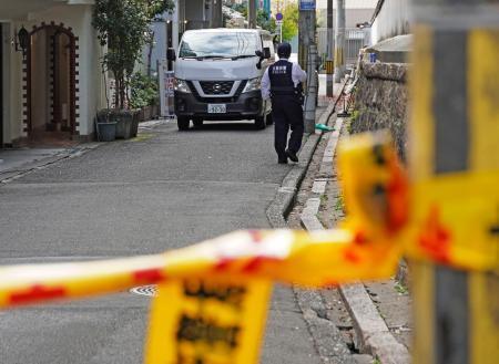 　規制線が張られた大阪市天王寺区の現場周辺＝１７日午前