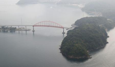 　プレジャーボートとタグボートの衝突事故が起きた山口県下松市沖の現場海域周辺＝１７日午後０時２６分（共同通信社ヘリから）