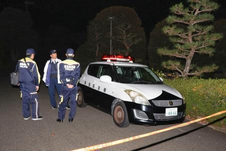 　遺体が見つかった奈良市富雄元町の霊園付近＝１８日午後１０時７分