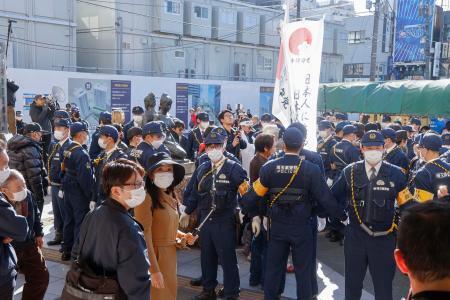 　保守グループによるデモと、抗議の市民で騒然とするＪＲ蕨駅周辺＝２４日午後、埼玉県蕨市