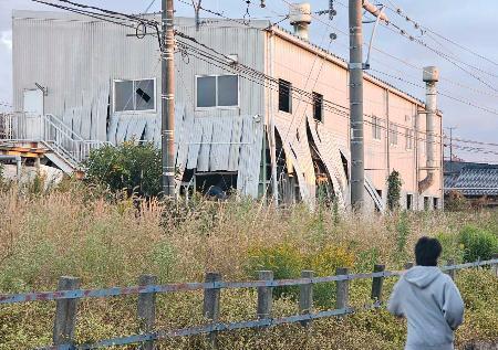 　爆発があった愛知県高浜市二池町の瓦工場「鬼長」＝２９日午後（近隣住民提供）