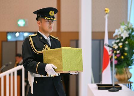 　殉職した警察官や人命救助で亡くなった民間人の慰霊祭で、殉職警察官らの名簿を奉納する関係者＝３０日午後、東京都千代田区（代表撮影）