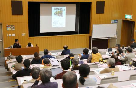 　東日本入国管理センターの収容者を支援する市民団体が開いた報告会＝１日午後、茨城県土浦市