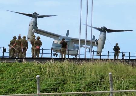 　陸上自衛隊与那国駐屯地から離陸を試みる陸自Ｖ２２オスプレイ。機体が左右に大きく揺れ、左翼が地面と接触した＝１０月２７日、沖縄県・与那国島（基地いらないチーム石垣提供）