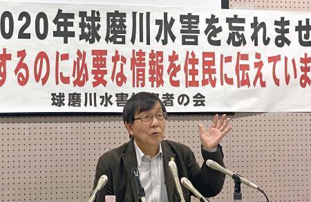 　熊本地裁に提訴後、記者会見をする原告代理人の奥島直道弁護士＝１６日午前、熊本市