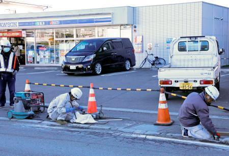 　車道横断を防ぐ柵を新設する作業員ら＝１６日午後、山梨県富士河口湖町