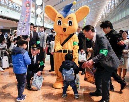 　警視庁東京空港署が実施した闇バイトの危険性を周知するための防犯イベント＝１６日午後、羽田空港第２ターミナル