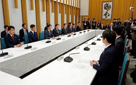 　首相官邸で開かれた外国人材の確保・育成を目的とする新制度に関する関係閣僚会議＝１７日午前