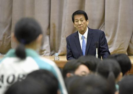 　中学生から質問を受ける杉良太郎さん＝１９日午後、茨城県茨城町立青葉中学校