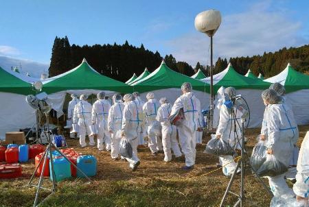 　鹿児島県霧島市の養鶏場での殺処分作業に臨む関係者＝７日午前（同県提供、画像の一部が加工されています）