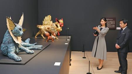 　「ポケモン×工芸展-美とわざの大発見-」を鑑賞される秋篠宮家の次女佳子さま＝９日午前、東京都港区（代表撮影）