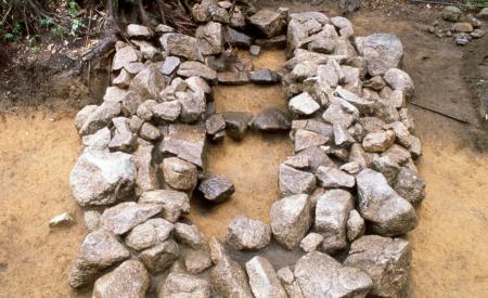 　福岡県那珂川市の観音山古墳群で発掘された古代墳墓（九州歴史資料館提供）