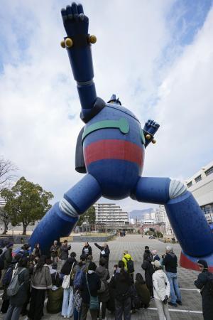 神戸の復興、軌跡歩いてたどる　長田に２００人、語り部が講話